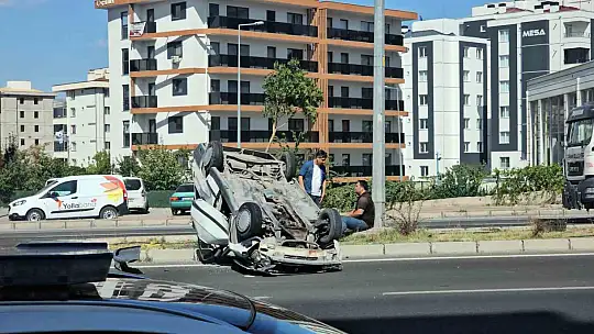 Kayseri'de tırla çarpışan otomobilin takla attığı kaza kamerada