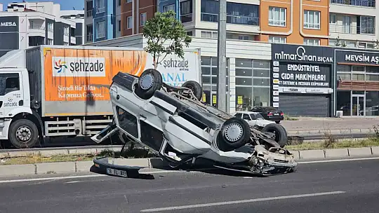 Kayseri'de tırla çarpışan otomobilin takla attığı kaza kamerada