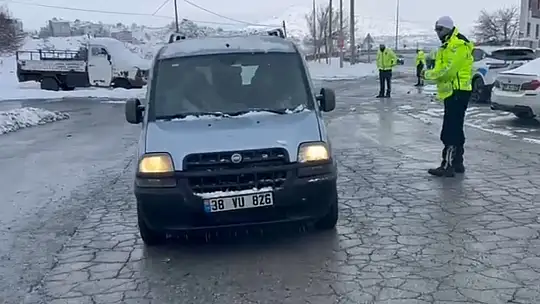 Kayseri'de trafik ekiplerinden 'kış lastiği' uygulaması