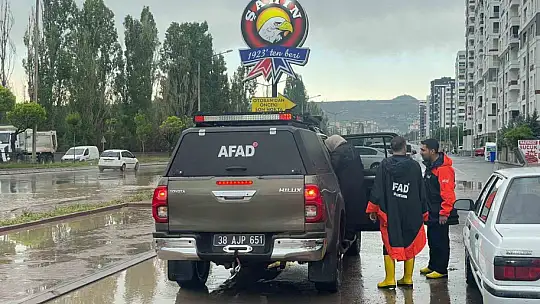 Kayseri'de yağışta araçlarıyla mahsur kalan vatandaşlar kurtarıldı