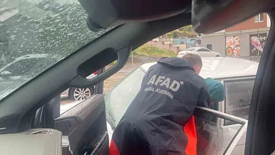 Kayseri'de yağışta araçlarıyla mahsur kalan vatandaşlar kurtarıldı