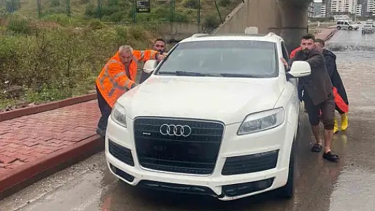 Kayseri'de yağışta araçlarıyla mahsur kalan vatandaşlar kurtarıldı