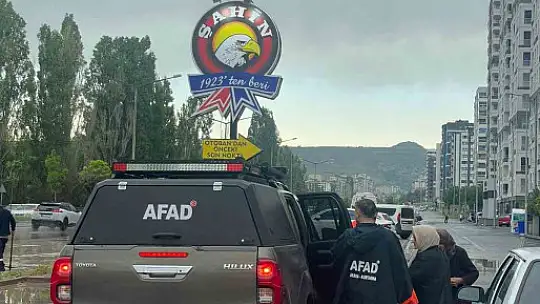 Kayseri'de yağışta araçlarıyla mahsur kalan vatandaşlar kurtarıldı
