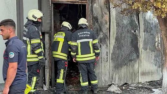 Kayseri'de yangın depoyu küle çevirdi