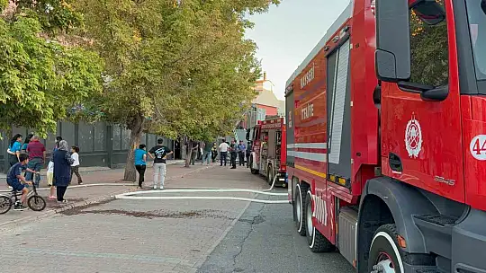 Kayseri'de yangın depoyu küle çevirdi