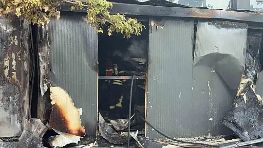 Kayseri'de yangın depoyu küle çevirdi