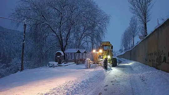 Kayseri'de yoğun kar nedeniyle kapanan 195 mahalle yolu ulaşıma açıldı