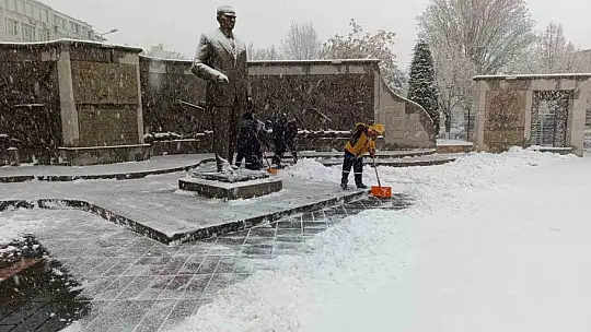 Kayseri'de yoğun kar nedeniyle kapanan 195 mahalle yolu ulaşıma açıldı