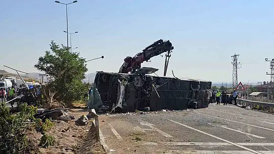 Kayseri'de yolcu otobüsü devrildi: Çok sayıda yaralı var