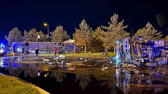 Kayseri'de yolcu otobüsü yakıt tankeri ile çarpıştı, yaralılar var.