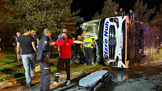 Kayseri'de yolcu otobüsü yakıt tankeri ile çarpıştı, yaralılar var.