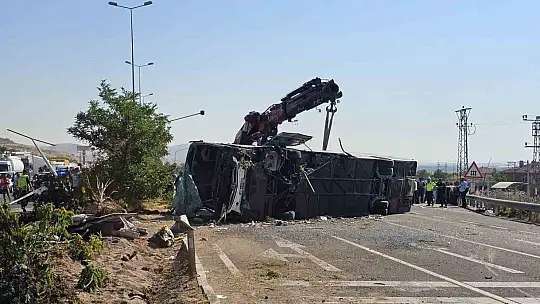 Kayseri'de yolcu otobüsünün devrildiği kazada 1 kişi hayatını kaybetti 24 kişi yaralandı
