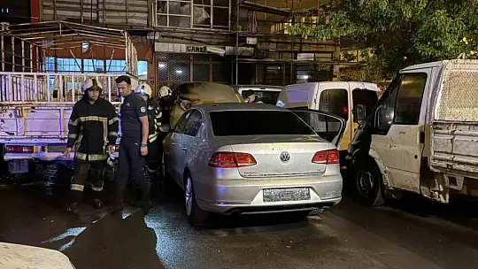 Kayseri'de yolda arızalanan otomobil sanayide alev aldı