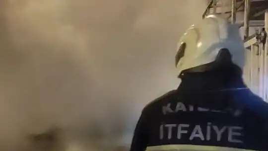 Kayseri'de yolda arızalanan otomobil sanayide alev aldı