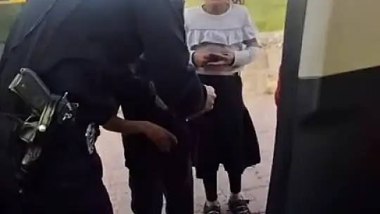 Kayseri'de yürek ısıtan görüntüler: Polisleri gördüler, selama durdular