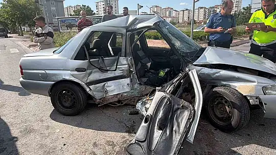 Kayseri'de zincirleme kazada otomobil kağıt gibi ezildi: 5 yaralı