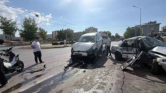 Kayseri'de zincirleme kazada otomobil kağıt gibi ezildi: 5 yaralı