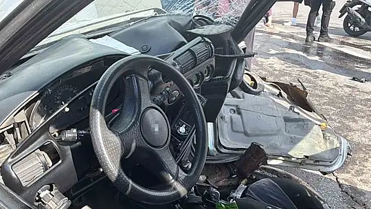 Kayseri'de zincirleme kazada otomobil kağıt gibi ezildi: 5 yaralı