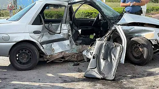 Kayseri'de zincirleme kazada otomobil kağıt gibi ezildi: 5 yaralı