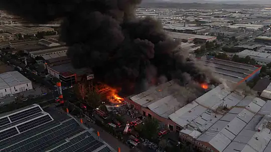 Kayseri'deki fabrika yangını sürüyor: İtfaiye ekipleri yangını söndürmek için yoğun çaba sarf ediyor