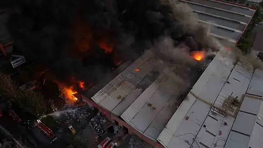 Kayseri'deki fabrika yangını sürüyor: İtfaiye ekipleri yangını söndürmek için yoğun çaba sarf ediyor