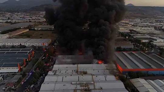 Kayseri'deki fabrika yangını sürüyor: İtfaiye ekipleri yangını söndürmek için yoğun çaba sarf ediyor