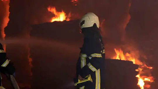 Kayseri'deki yangına 100'e yakın itfaiye eri müdahale ediyor