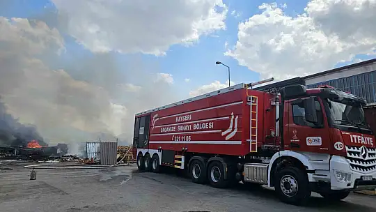 Kayseri'deki hurda yangını 2 saatte söndürüldü