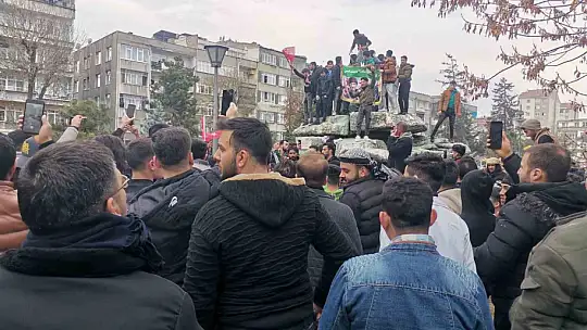 Kayseri'deki Suriyeliler Esed rejiminin indirilişini kutladı