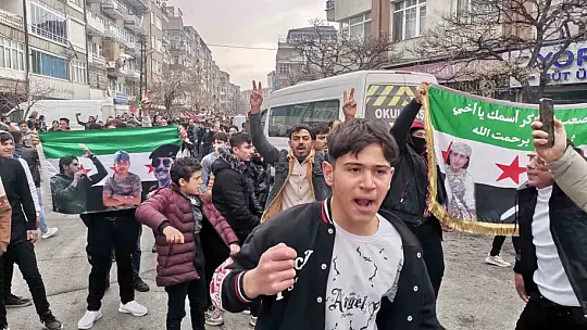 Kayseri'deki Suriyeliler Esed rejiminin indirilişini kutladı