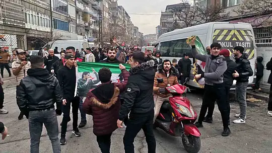 Kayseri'deki Suriyeliler Esed rejiminin indirilişini kutladı