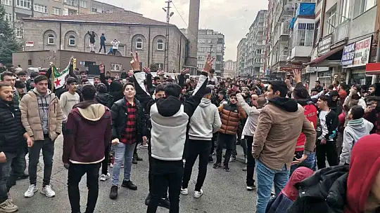 Kayseri'deki Suriyeliler Esed rejiminin indirilişini kutladı