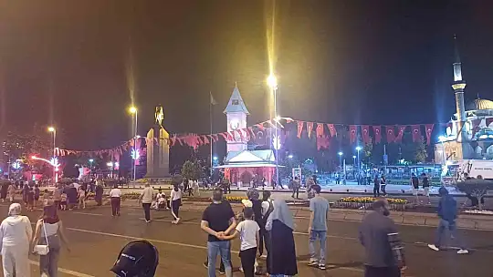 Kayseri'deki tüm camilerde 15 Temmuz'un yıl dönümünde selalar okundu