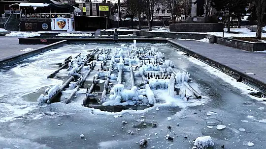 Kayseri dondu, süs havuzları buz tuttu