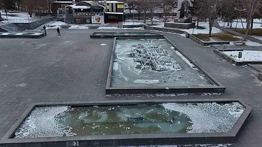 Kayseri dondu, süs havuzları buz tuttu