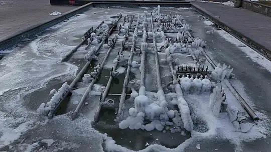 Kayseri dondu, süs havuzları buz tuttu