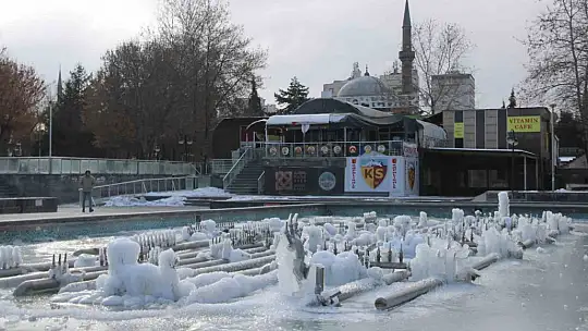 Kayseri dondu, süs havuzları buz tuttu