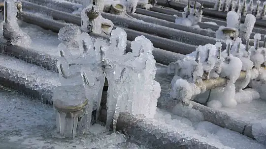 Kayseri dondu, süs havuzları buz tuttu