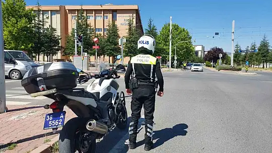 Kayseri Emniyeti ERÜ yerleşkesinde 90 adayı sınava yetiştirdi