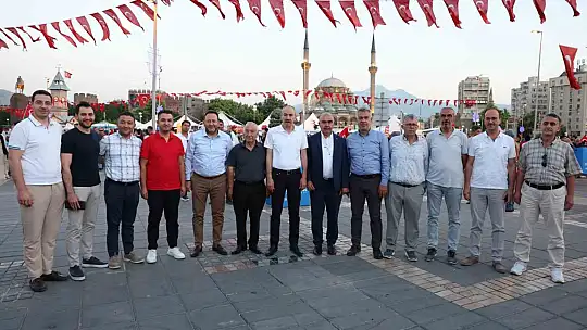 Kayseri iş dünyası milletin zaferini Cumhuriyet Meydanı'nda sahiplenmeye devam etti