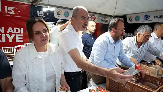 Kayseri iş dünyası milletin zaferini Cumhuriyet Meydanı'nda sahiplenmeye devam etti