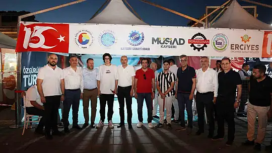 Kayseri iş dünyası milletin zaferini Cumhuriyet Meydanı'nda sahiplenmeye devam etti