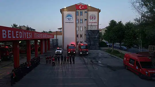 Kayseri itfaiyesi yangınla mücadele için Manisa'ya gitti