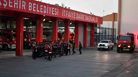 Kayseri itfaiyesi yangınla mücadele için Manisa'ya gitti