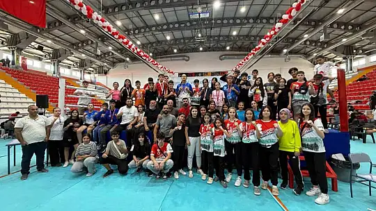Kayseri Muaythai Takımı Kars'ta madalyaları topladı