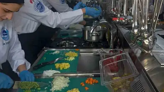 Kayseri Mutfak Akademisi'nde üniversite öğrencilerine uygulamalı gastronomi eğitimi