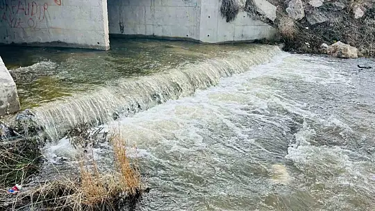 Kayseri'nin bir ilçesinde baharın habercisi dere suları akmaya başladı
