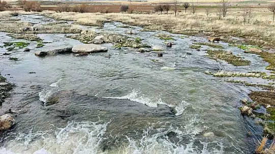 Kayseri'nin bir ilçesinde baharın habercisi dere suları akmaya başladı