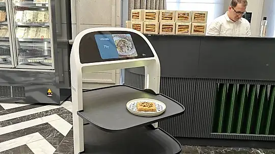 Kayseri'nin lezzetlerini sofralara robot taşıyor