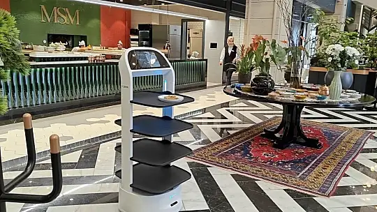 Kayseri'nin lezzetlerini sofralara robot taşıyor